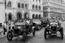Parada de automóveis antigos na Avenida da Liberdade - A 28 de Outubro