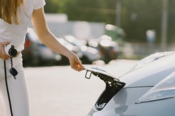 MOBI.E: percorrer 100km num elétrico é 46% mais barato  - Por comparação com o de num veículo a gasolina