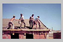 “SAAL Neon 2023” de Ângela Ferreira em exposição na Escola das Artes - Recordar os registos temporais a Revolução dos Cravos em Portugal