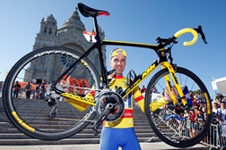 O espanhol Raúl Alarcón, de 32 anos, venceu a competição em bicicleta mais emblemática de Portugal pelo segundo ano consecutivo