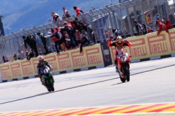 WSBK - Aragón: Finalmente Davies - Galês contraria domínio de Rea e vence a 2ª manga