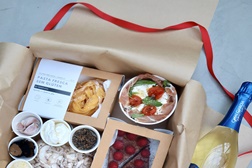 Madpizza e Casal Garcia criam kit DIY para jantar romântico em casa