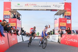 46.ª Volta ao Algarve Cofidis: Remco Evenepoel triunfa na Fóia e veste-se de amarelo