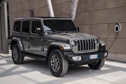 Jeep® Wrangler 4xe - o que há de novo para 2022  - O Wrangler mais potente, eficiente, ecológico e tecnologicamente avançado de sempre 