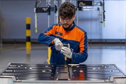 Volvo lança em Portugal programa pioneiro de extensão de garantia para viaturas elétricas até 13 anos - Esta solução única no setor, está disponível exclusivamente em Portugal
