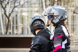 Tecnologia integrada dá voz aos capacetes: Midland reforça parcerias com marcas de topo