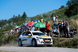 Hugo Lopes garante o pódio no Rallye Rías Baixas  - Segue na liderança da Peugeot Rally Cup Ibérica