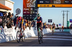 Paul Seixas vence na foia e Juan Ayuso é o novo camisola amarela da Volta ao Algarve