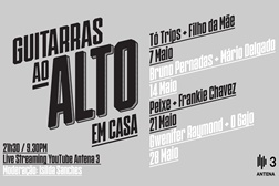 Guitarras Ao Alto em Casa