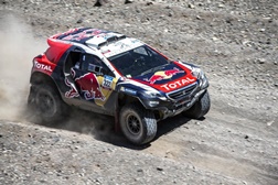 Peterhansel mostra o potencial  do PEUGEOT 2008 DKR nas dunas 
