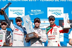 Tiago Monteiro no pódio do WTCC