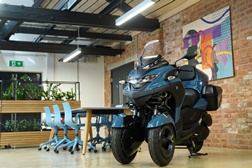 WMC300AE  Aero-Electric Hybrid - Scooter eficiente