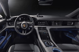 Digital, sóbrio, sustentável: o interior do novo Porsche Taycan - Posição de condução desportiva
