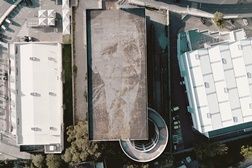 Vhils homenageia o criador do MINI  - Com técnica inovadora para um espaço de grandes dimensões