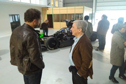 Stéphane Chosse, criador do Adess 03, em conversa com um dos presentes na apresentação do seu LMP3, que a partir de agora será fabricado em Portugal