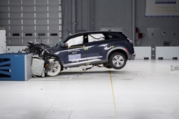 Primeiro veículo com célula de combustível de hidrogénio testado pelo IIHS