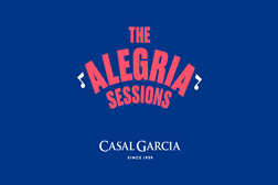 Casal Garcia desafia a melancolia e apresenta músicas com alegria