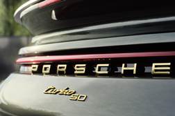 Edição exclusiva do 50º aniversário do 911 Turbo - Limitado a 1974 unidades, design relembra os modelos 911 Turbo históricos