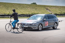 Novos sistemas de travagem de emergência da Bosch protegem peões e ciclistas