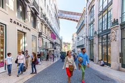 As compras voltaram à rua: 26 anos depois do incêndio, Chiado é a zona comercial mais cara de Lisboa