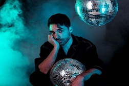 "Playground" é o single de avanço do disco de estreia de St. James Park 
