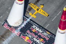 Red Bull Air Race: Canadiano Pete McLeod surpreende em Las Vegas