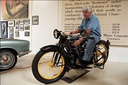 Jay Leno sofre acidente de moto - O apresentador caiu a testar uma clássica