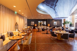 Hilton Vilamoura propõe um São Valentim para se sentir: jantar a dois, música ao vivo e experiências de bem-estar