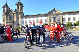 Pais Natais pedalam em prol do Banco Solidário
