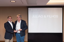 Luis Morais, Director Geral da Mazda Motor de Portugal, entrega a Rui Luz, Gerente da Julião & Filhos, o troféu de “Concessionário do Ano 2017”