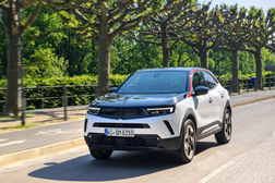Opel Mokka agora disponível em Hybrid com tecnologia de 48 volts - A ótima coordenação dos motores a gasolina e elétrico reduz o consumo de combustível em cerca de 20%