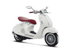 Vespa 946 Branca com Assento Vermelho