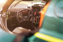 Aston Martin e Curv Racing Simulators apresentam o AMR-C01-R Hypercar Edition - Simulador celebra os Aston Martin Valkyrie que competem em Le Mans