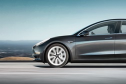 Auto Pilot da Tesla agora avisa sobre semáforo fechado  - E ainda permite dar espaço a outros carros que pretendem mudar de faixa