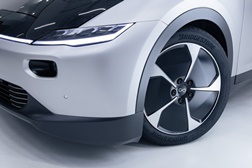 Bridgestone e Lightyear no 1º carro elétrico solar de longo alcance do mundo - Pneus tenham uma resistência ao rolamento super baixa