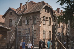 Canal História estreia "Auschwitz em 33 objetos"