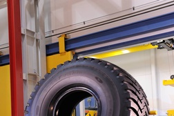 Sabia que o maior pneu da Goodyear mede e pesa o mesmo que um elefante?