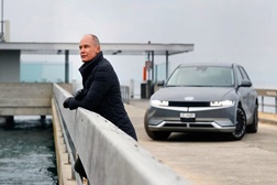Hyundai renova parceria com o ambientalista Bertrand Piccard - Defender soluções de mobilidade elétrica em representação da Hyundai