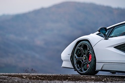 Countach LPI 800-4 pela primeira vez na estrada - Entregas aos clientes iniciam este trimestre