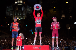 Chris Froome, ao centro, celebra no pódio a conquista da Vuelta 2017. Créditos de foto /©Getty Images