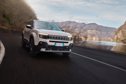 Novo Jeep® Avenger 4xe - tecnologia híbrida - Sistema de tração integral com a tecnologia Mild-hybrid de 48V
