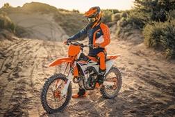 KTM anuncia lançamento faseado da gama Off-Road 2026 focada na competição