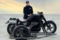 Canadiana Liane Langlois entra para a história com recorde de velocidade em moto