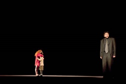 "O Capuchinho Vermelho" de Joël Pomerat chega ao Teatro Municipal Joaquim Benite