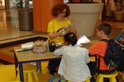 Atelier de Reciclagem Criativa encerra mês de Agosto no Centro Comercial Alegro