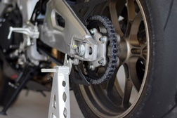 Uma corrente suja e seca não só dá mau aspecto à moto, como pode causar danos no kit de transmissão