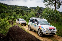 Mitsubishi Outdoor: Etapa em Joinville tem trilhas off-road, esportes e atividades no mar - Rali de estratégia e tarefas empolga competidores, que curtem um sábado diferente em contato com a natureza