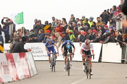 Volta ao Algarve: Tadej Pogacar impõe-se na Fóia e veste amarela