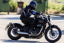 Uma Triumph Bobber? Uma Bonneville com refrigeração por líquido? 