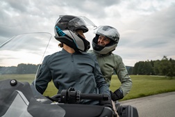 BMW Motorrad reedita clássico com casaco Schwabing LTD Edition e capacete Grand Racer